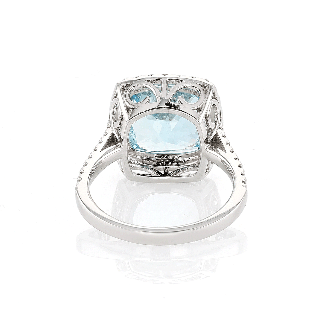 18k White Gold and Aquamarine 5.12 Total Weight Ring